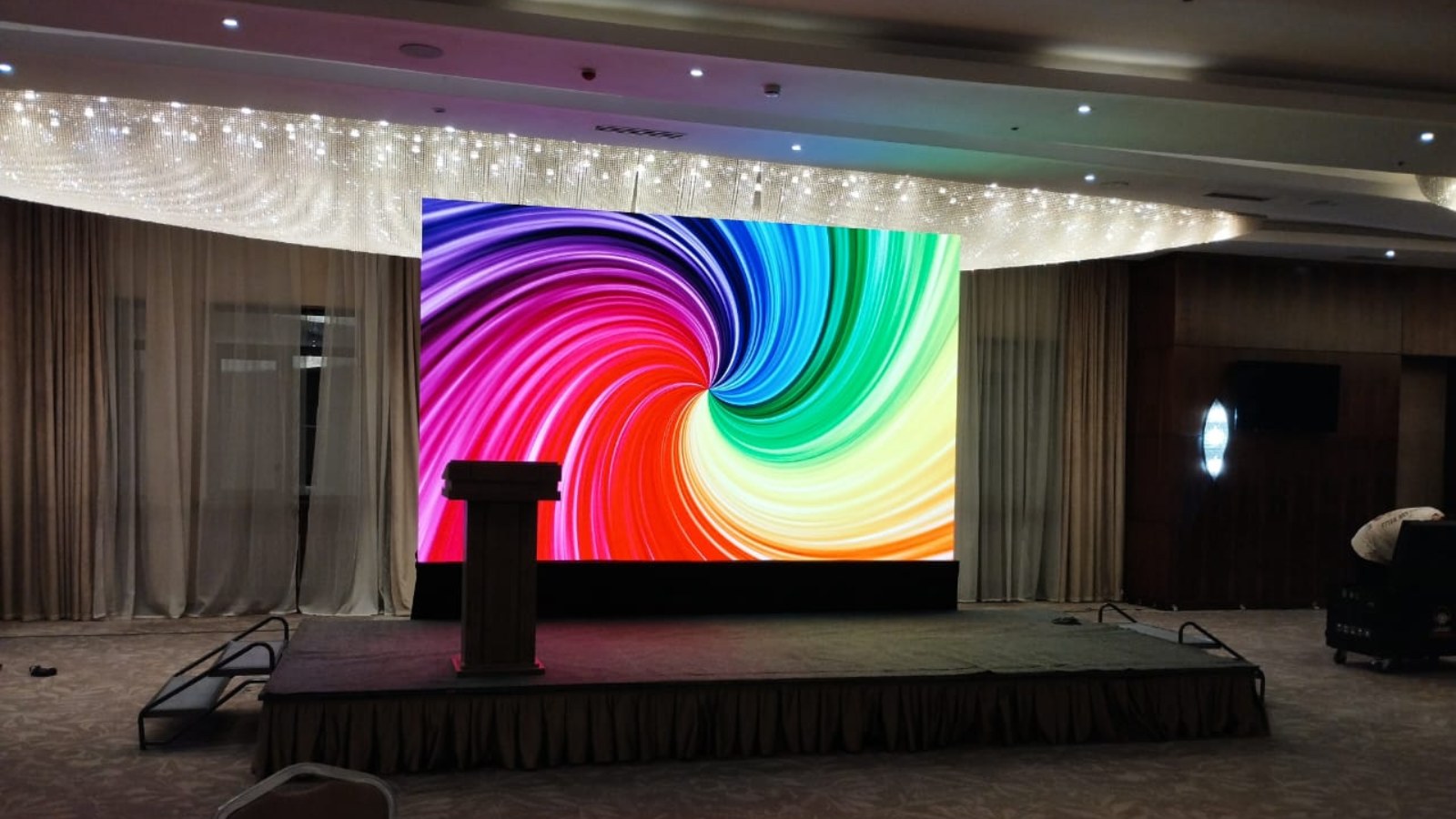 Аренда LED-экрана Dicolor D-261V2 (P2,6) - 2,5 на 4 метра